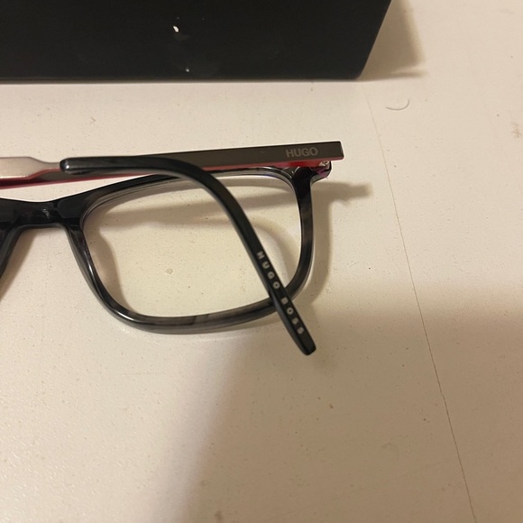 Hugo Boss Eyeglasses.flexible with touch of red, change the lance,use the frame - Picture 11 of 12